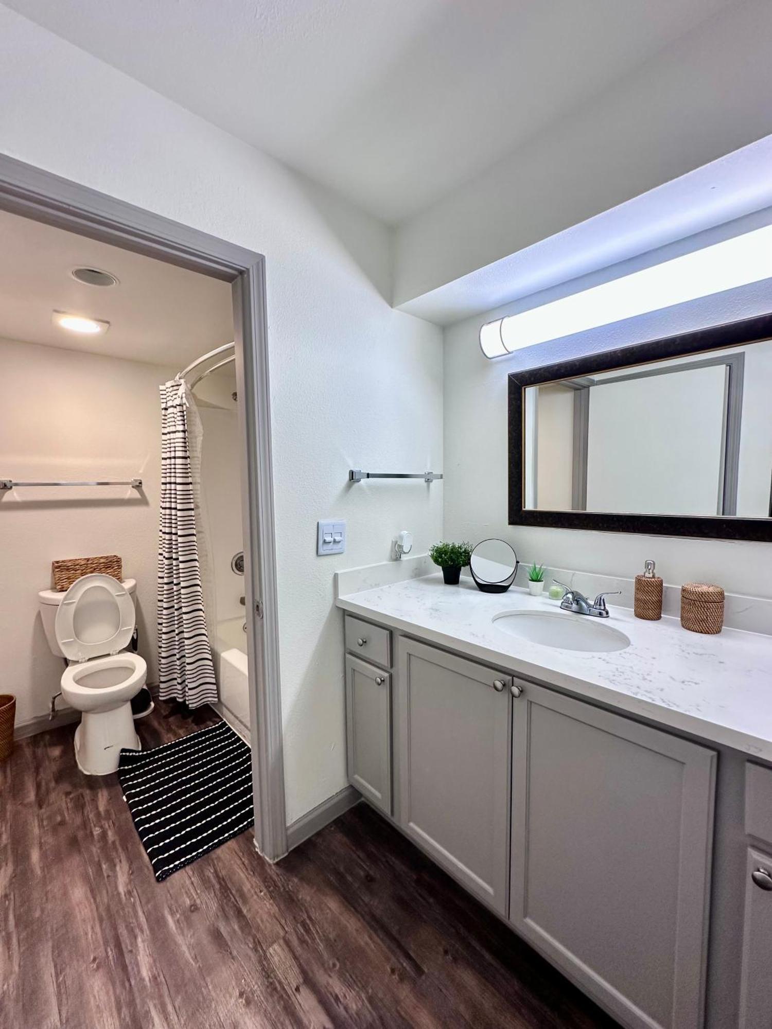 The Coop At The Med Center Apartment *